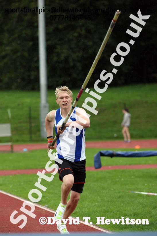 Mens pole vault Northern Inter-Counties under-17s and 15s at Witton Park, Blackburn. Photo: David T. Hewitson/Sports for All Pics